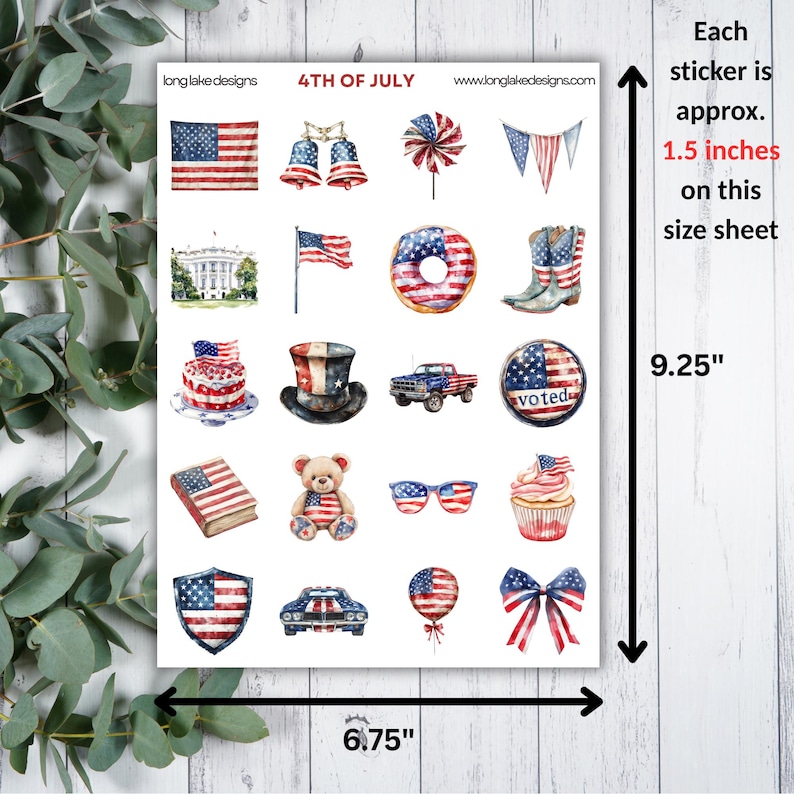 K&ouml;nnte beinhalten: Ein Bogen Aufkleber mit patriotischen Designs f&uuml;r den 4. Juli. Das Blatt ist 17,1 cm breit und 23,5 cm hoch. Jeder Aufkleber ist etwa 3,8 cm gro&szlig;. Designs umfassen Flaggen, Glocken, eine Windm&uuml;hle, einen Kuchen, einen Teddyb&auml;ren und ein Auto.