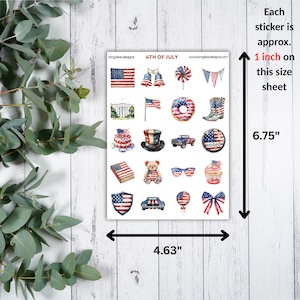 K&ouml;nnte beinhalten: Ein Stickerbogen mit verschiedenen patriotischen Designs zum 4. Juli. Das Blatt ist 11,76 cm breit und 17,15 cm hoch. Jeder Aufkleber ist etwa 2,54 cm gro&szlig;. Designs umfassen die amerikanische Flagge und patriotische Symbole.