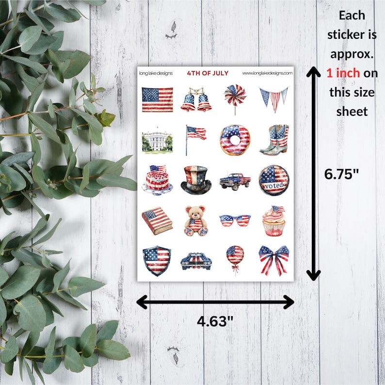 K&ouml;nnte beinhalten: Ein Stickerbogen mit verschiedenen patriotischen Designs zum 4. Juli. Das Blatt ist 11,76 cm breit und 17,15 cm hoch. Jeder Aufkleber ist etwa 2,54 cm gro&szlig;. Designs umfassen die amerikanische Flagge und patriotische Symbole.