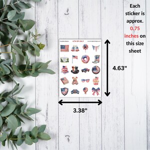 K&ouml;nnte beinhalten: Ein Bogen Aufkleber mit patriotischen Designs, darunter Flaggen, ein Donut und ein Cowboy-Stiefel. Das Blatt misst 8,59 cm x 11,76 cm. Jeder Aufkleber ist ca. 1,91 cm gro&szlig;. Der Text "4TH OF JULY" ist sichtbar.