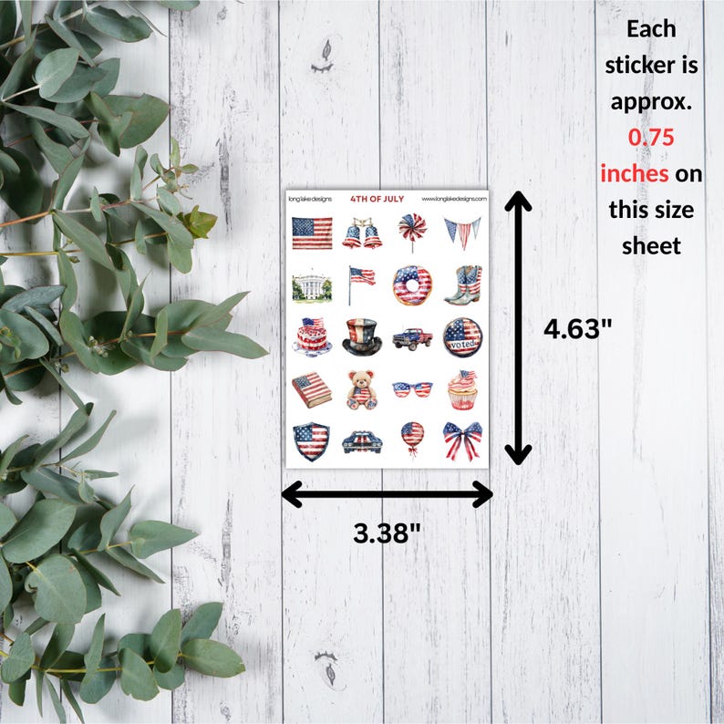 K&ouml;nnte beinhalten: Ein Bogen Aufkleber mit patriotischen Designs, darunter Flaggen, ein Donut und ein Cowboy-Stiefel. Das Blatt misst 8,59 cm x 11,76 cm. Jeder Aufkleber ist ca. 1,91 cm gro&szlig;. Der Text "4TH OF JULY" ist sichtbar.