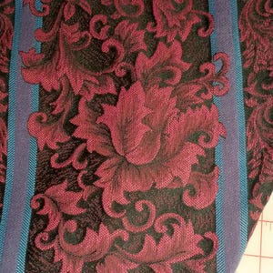 Tejido de algodón jacquard con estampado floral burdeos, negro, azul e índigo