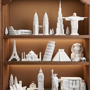 Op de afbeelding: Een houten display met witte miniatuurmodellen van wereldberoemde bezienswaardigheden. De collectie bevat het Colosseum, Petronas Towers, Burj Khalifa, Christusbeeld, Eiffeltoren, Taj Mahal, Scheve Toren van Pisa en de Sfinx.