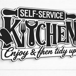 Peut inclure: Panneau de cuisine noir et blanc avec les mots "SELF-SERVICE KITCHEN" au-dessus de "Enjoy & then tidy up". Le panneau présente un rouleau à pâtisserie, une manique, une fourchette et d'autres ustensiles de cuisine.