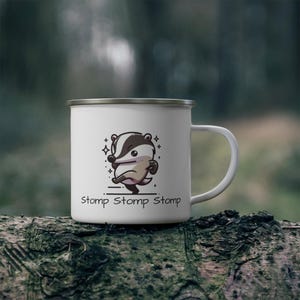 Taza de camping esmaltada, dibujo animado de tejón pisoteando, Stomp Stomp Stomp, taza de aventura al aire libre, bebida para fogata, regalo para amantes de los animales, camping