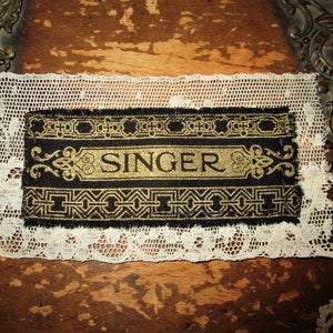 Vintage Lace Tattered Patch ~ Sänger ~ Nähen Logo Hand genähte Junk Journal Verschönerung