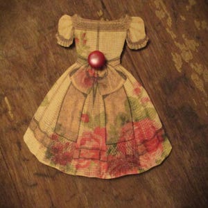 Cartão de enfeite de diário Sweet Lil Dress Junk com pequeno botão de pérola vintage costurado no cartão