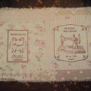 Pode incluir: Um tecido bege com um padrão floral rosa e dois carimbos marrons. O primeiro carimbo diz "Marking Pin Royal No. 260 London". O segundo carimbo diz "Sewing Machine No. W 158 Paris".