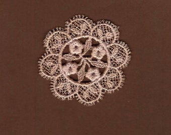Centrino per casa delle bambole in pizzo veneziano tinto a mano, rotondo, delicato, con applicazioni floreali, blush vintage
