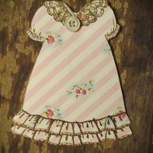 Cartão de enfeite de diário Sweet Lil Dress Junk com pequeno botão de pérola vintage costurado no cartão #9