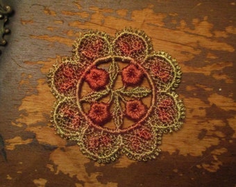 Doilie natalizio edoardiano in pizzo veneziano tinto a mano con delicate applicazioni floreali rotonde per la casa delle bambole