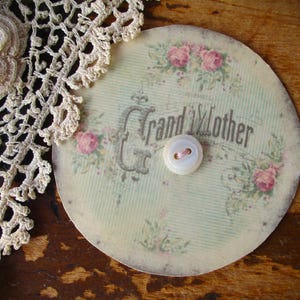 Vintage Perlmutt Knopf auf Karte Shabby Rosen ~ Großmutter ~ verrückte Quilt Verzierung