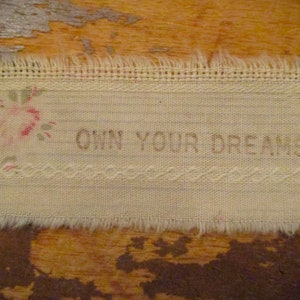Hand gestempelt zerfetzten Stoff Band Patch Verschönerung Shabby Rosenknospe Ticking Junk Journal OWN YOUR DREAMS