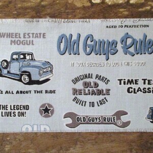 Könnte beinhalten: Ein blauer und weißer Stoff-Patch mit dem Text "Old Guys Rule" und einer Illustration eines Oldtimer-Lastwagens. Der Text "Aged to Perfection" und "Time Test Classic" ist ebenfalls enthalten.
