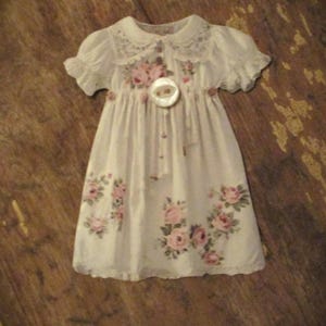Cartão de enfeite de diário Sweet Lil Dress Junk com pequeno botão de pérola vintage costurado no cartão com rosas brancas e rosa