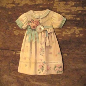 Cartão de enfeite de diário Sweet Lil Dress Junk com pequeno botão de pérola vintage costurado no cartão nº 6