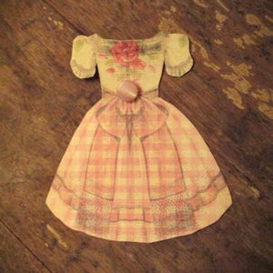 Cartão de enfeite de diário Sweet Lil Dress Junk com pequeno botão de pérola vintage costurado no cartão nº 4