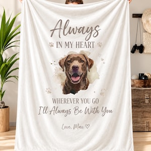 Puede incluir: Una manta blanca con una ilustración central de un perro Labrador marrón. El texto dice Always IN MY HEART WHEREVER YOU GO I'll Always Be With You y Love, Max con un símbolo de corazón. Pequeñas huellas de patas y corazones rodean al perro.