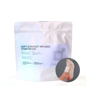 Könnte beinhalten: Ein weißer Beutel mit Reißverschluss, der 10 weiche, kontaktinfundierte Schaumstoffpflaster enthält. Der Beutel trägt den Text "Soft Contact Infused Foam Patch" und listet die Vorteile der Pflaster auf. Das Bild zeigt auch den Fuß einer Person mit einem auf eine Wunde aufgebrachten Pflaster.