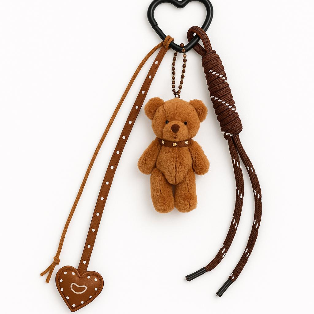 Bruine tasbedel teddybeer – pluche sleutelhanger met hartaccent, linten en hartclip