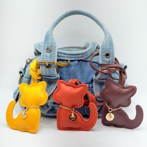 Cat-Shaped Bag Charm – Faux Leather Purse Accessory with Gold Pendant & Cute Necklace