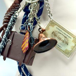 Zauberer Schultasche Anhänger - Magic Ticket, Zauberstab & Hut Schlüsselanhänger - Fantasy Buch Liebhaber Geschenk