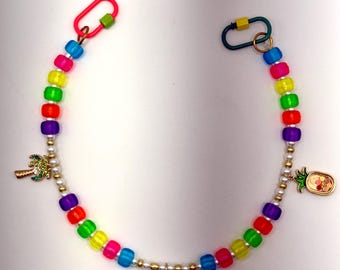 Tropical California Vibes – tasbedel met kralen, surfplank en ananas – handgemaakt tasaccessoire -- Cali Vibe op je tas!