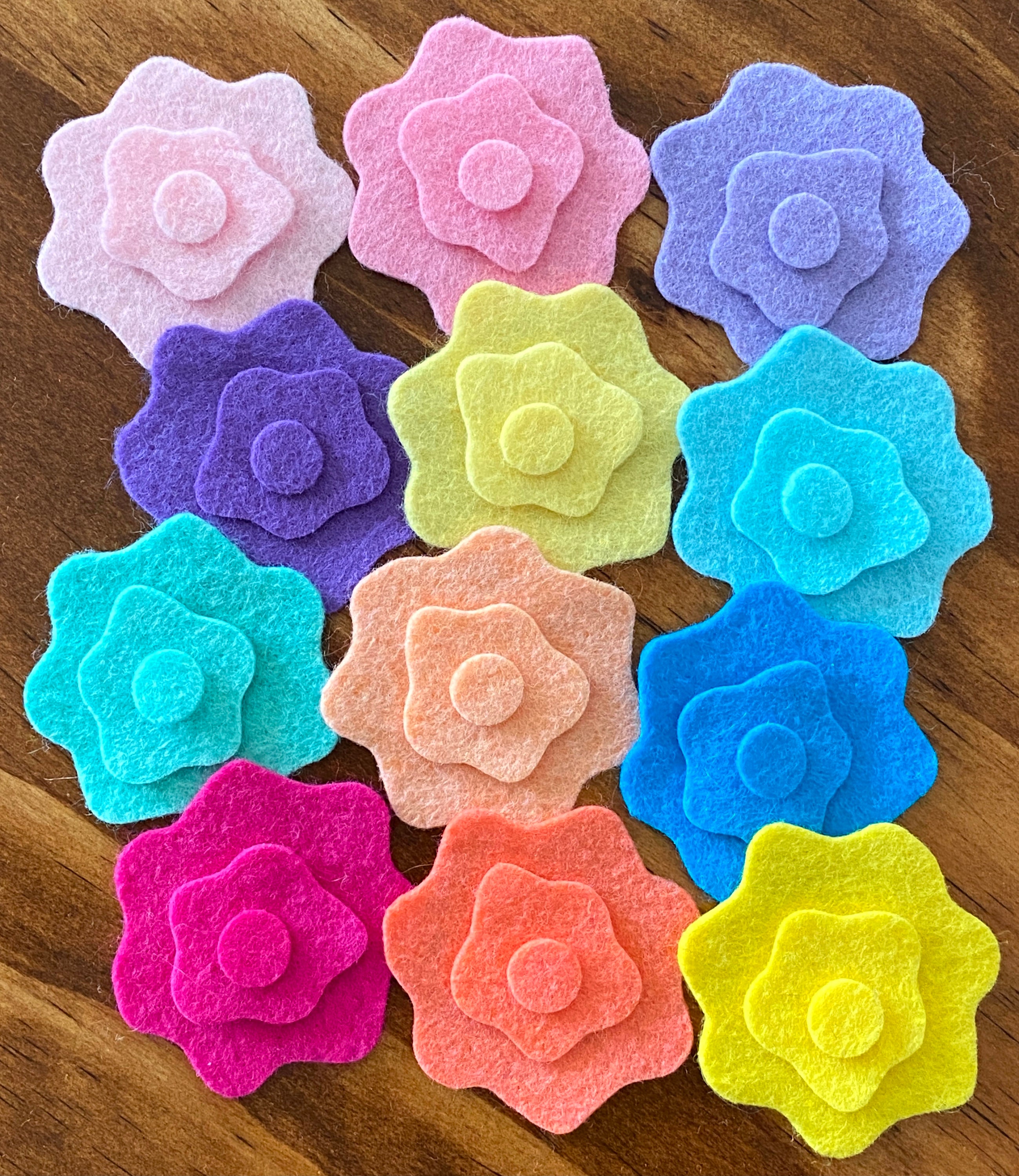 37 Fabulous Felt Crafts For Kids: Simple and Budget-Friendly 30 Felt flower die cuts, flower sets, felt boards, kids crafts, wool…