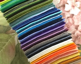 Juego completo de 158 láminas de fieltro de mezcla de lana de 7,6 x 7,6 cm, más una carta de colores, un muestrario de fieltro, lazos de fieltro, manualidades de fieltro y una colección de fieltro.
