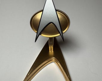 スタートレックTNGにインスパイアされた樹脂製プロップレプリカコムバッジ（ディスプレイスタンド付き）。