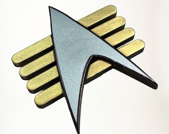 TNG艦長用コムバッジ、未来の不完全なレジン製プロップレプリカ、マグネット式