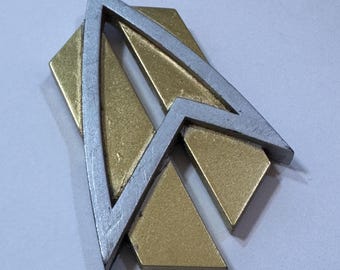 1990年代のSFテレビ番組や映画にインスパイアされた、コスプレ用通信バッジ。樹脂製で、ネオジム磁石を使用し、手作りで塗装されています。