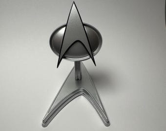 スタートレックTNGにインスパイアされた樹脂製プロップレプリカ、ウェスリー・クラッシャーのコムバッジ（ディスプレイスタンド付き）。