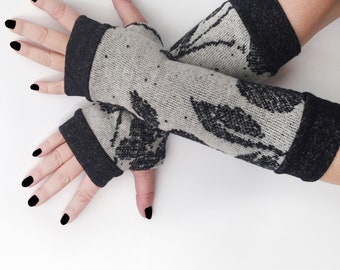 Graue Winter Pulswärmer, , Armstulpen Handschuhe, Kaltwetterhandschuhe, Fingerlose Handschuhe grau mit schwarzen Blumen