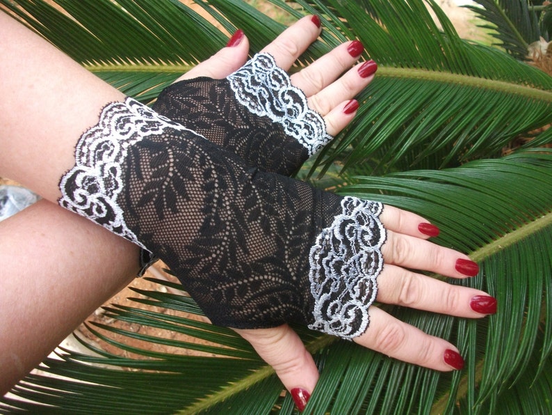 Lace finger less gloves Black and white of stretch lace