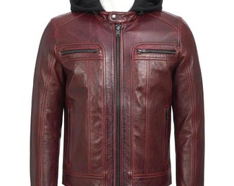 Puede incluir: Chaqueta de cuero burdeos con capucha negra. La chaqueta tiene cremallera, dos bolsillos en el pecho con cremallera y dos bolsillos laterales. La chaqueta se muestra en un maniquí blanco.
