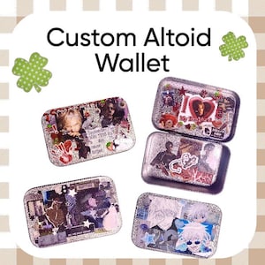 Puede incluir: Carteras Altoid personalizadas con varios diseños. Una cartera presenta una foto con el texto "September 30th 1998 is a day never forget." Otra cartera tiene un corazón con el texto "I love my daughter." Las carteras están decoradas con purpurina.