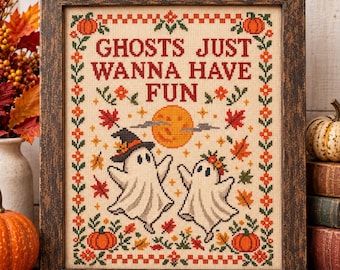 Peut inclure: Une broderie au point de croix encadrée représentant deux fantômes blancs dansant sous une lune jaune. Le texte GHOSTS JUST WANNA HAVE FUN est écrit en lettres rouges. Le motif est bordé de citrouilles orange, de vignes vertes et de feuilles.