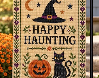Peut inclure: Un drapeau de jardin rectangulaire avec un motif au point de croix sur fond beige. Le texte HAPPY HAUNTING est centré au-dessus d'une citrouille d'Halloween et d'un chat noir. Un chapeau de sorcière, un croissant de lune et des étoiles.
