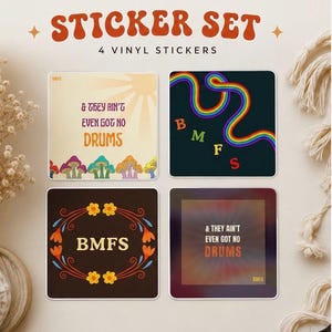 Peut inclure: Un ensemble de quatre autocollants en vinyle carrés avec le texte STICKER SET 4 VINYL STICKERS. Les motifs incluent des champignons avec le texte & THEY AIN'T EVEN GOT NO DRUMS, un arc-en-ciel avec BMFS, un cadre floral avec BMFS et un fond flou.
