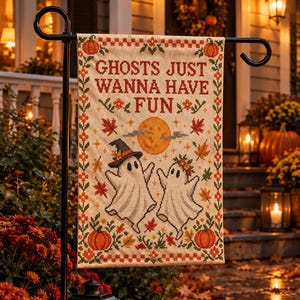 Peut inclure: Un drapeau de jardin rectangulaire avec un motif au point de croix sur fond cr&egrave;me. Le texte indique GHOSTS JUST WANNA HAVE FUN. Le design comprend deux fant&ocirc;mes blancs, une lune jaune, des citrouilles orange et des feuilles d'automne.