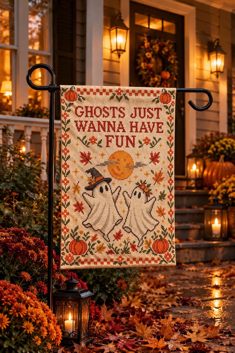 Peut inclure: Un drapeau de jardin rectangulaire avec un motif au point de croix sur fond cr&egrave;me. Le texte indique GHOSTS JUST WANNA HAVE FUN. Le design comprend deux fant&ocirc;mes blancs, une lune jaune, des citrouilles orange et des feuilles d'automne.