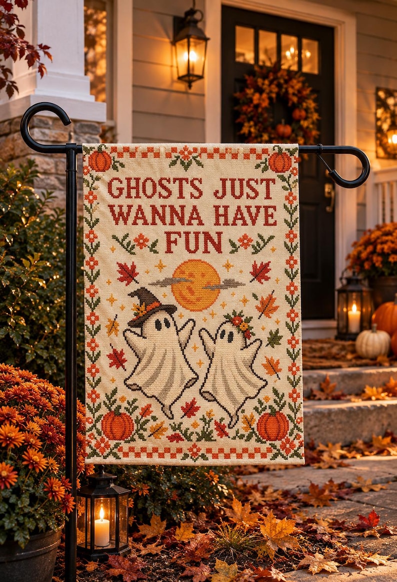 Peut inclure: Un drapeau de jardin rectangulaire avec un motif style point de croix sur fond cr&egrave;me. Le texte indique GHOSTS JUST WANNA HAVE FUN. Le design comprend deux fant&ocirc;mes blancs, une lune jaune, des citrouilles orange et des feuilles d'automne.