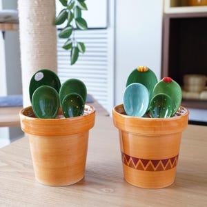 2 x Kaktus Messlöffel Sets/Messbecher/Süßes Geschenk/Küchen Werkzeug/Pflanzen Dekor/Kochgeschirr/Geburtstag/Kind/Backformen/Einweihungsparty