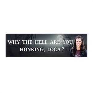 Puede incluir: Una imagen en blanco y negro de un joven con el pelo largo y oscuro, vistiendo una camisa oscura, sobre un fondo oscuro con luna llena y árboles. El texto "WHY THE HELL ARE YOU HONKING, LOCA?" está escrito en letras blancas en la parte superior de la imagen.