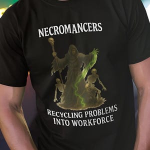 Grappig Necromancer Recycling D&D-T-shirt: humoristisch RPG-gamer-T-shirt afbeelding 3