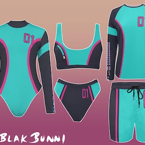 以下が含まれることがあります： ピンクのアクセントが付いたターコイズブルーとブラックのスイムスーツ。スイムスーツには、長袖のラッシュガード、スポーツブラ、スイムショーツ、ビキニボトムが含まれています。各スイムスーツには「01」の数字が印刷されています。