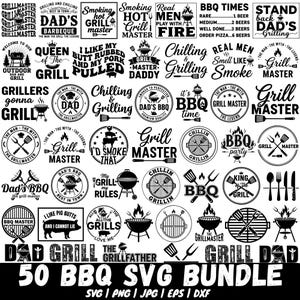 Op de afbeelding: Een verzameling van 50 BBQ-thema SVG-ontwerpen in zwart en wit. De ontwerpen bevatten tekstgebaseerde logo's en illustraties van grills, grillgereedschap en zinnen zoals "Grill Master".