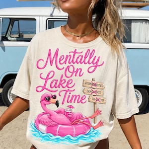Mentally On Lake Time Flamingo PNG, diseño de camiseta de vacaciones de verano, gráfico playero preppy (PNG)