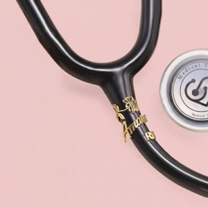 Stethoskop-Namensschild mit Geburtsblume, Stethoskop-Anhänger, personalisiertes Stethoskop-ID-Tag, Geschenk für Krankenschwester Abschlussfeier, Geburtsblumenring